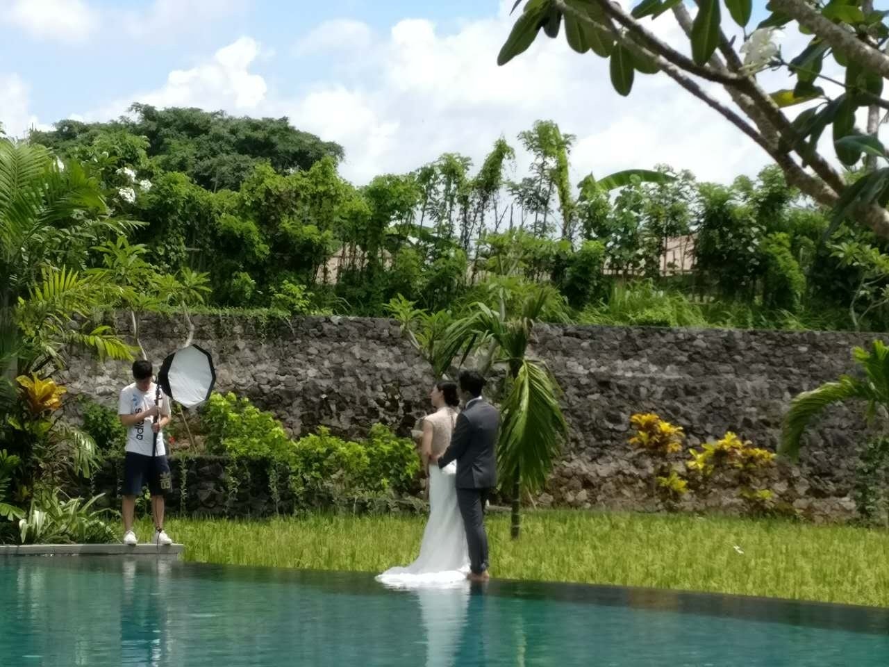 A couple gets their destination wedding photos taken in Bali, an increasingly popular place for Chinese consumers to tie the knot. (Photo by Jessica Rapp)