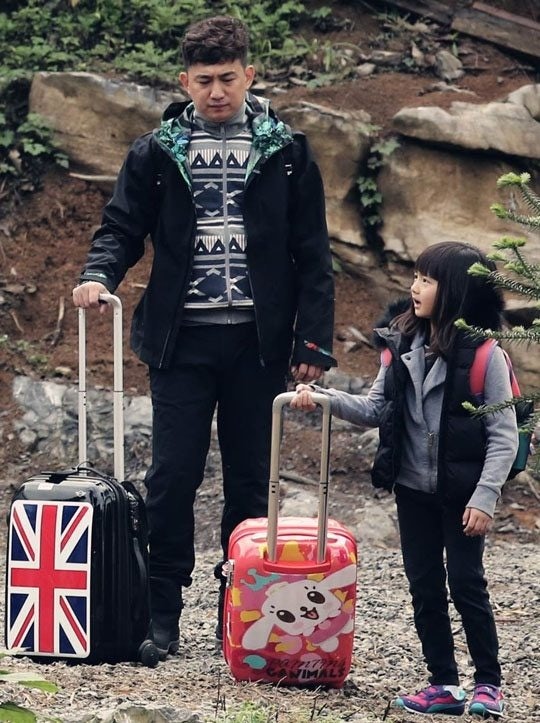 Chinese actor Huang Lei with his daughter Huang Duoduo wore a Moncler jacket. (Image via Chinasspp)