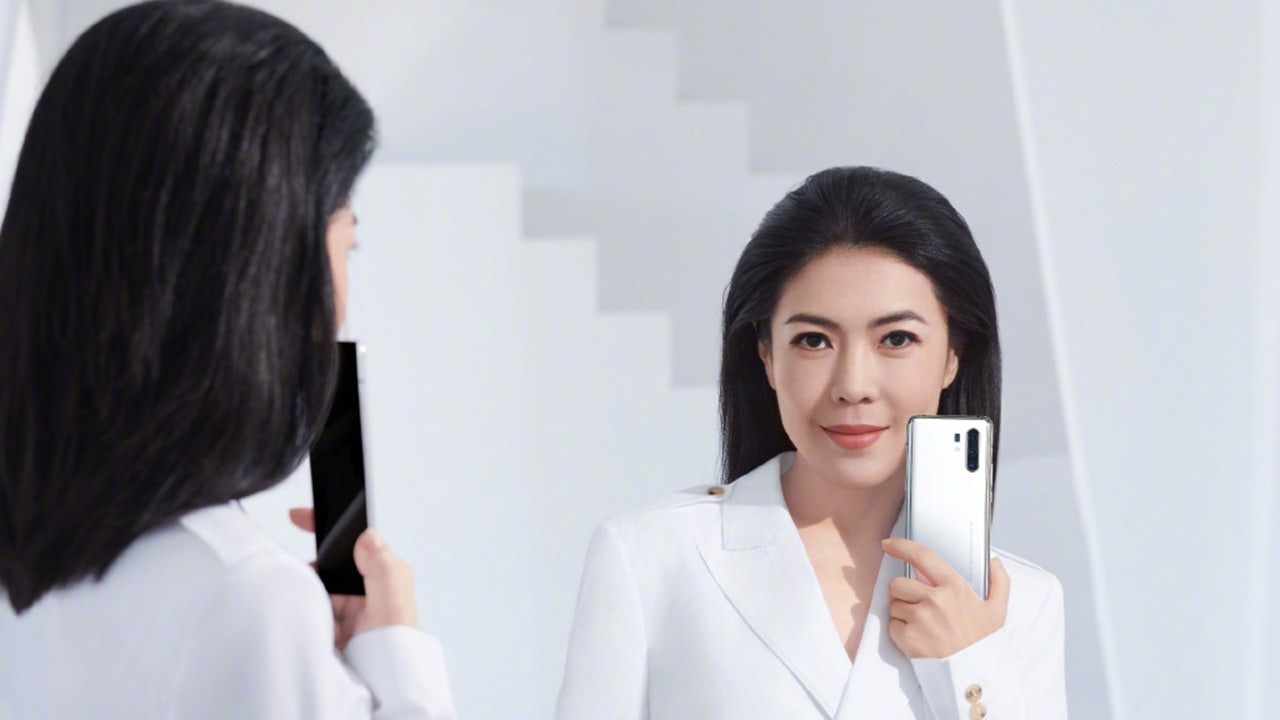 The former editor-in-chief of Harper's Bazaar China, now businesswoman Su Mang, was recently featured in a Vivo phone ad. Photo: Su Mang's Weibo