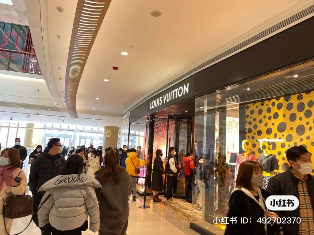 Shoppers queue outside the Louis Vuitton store at Shanghai's Plaza 66 mall over the Lunar New Year. Photo: Xiaohongshu