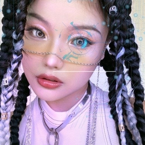 Beauty KOL @均均a梦’s cyberpunk makeup tutorial. Photo: Weibo
