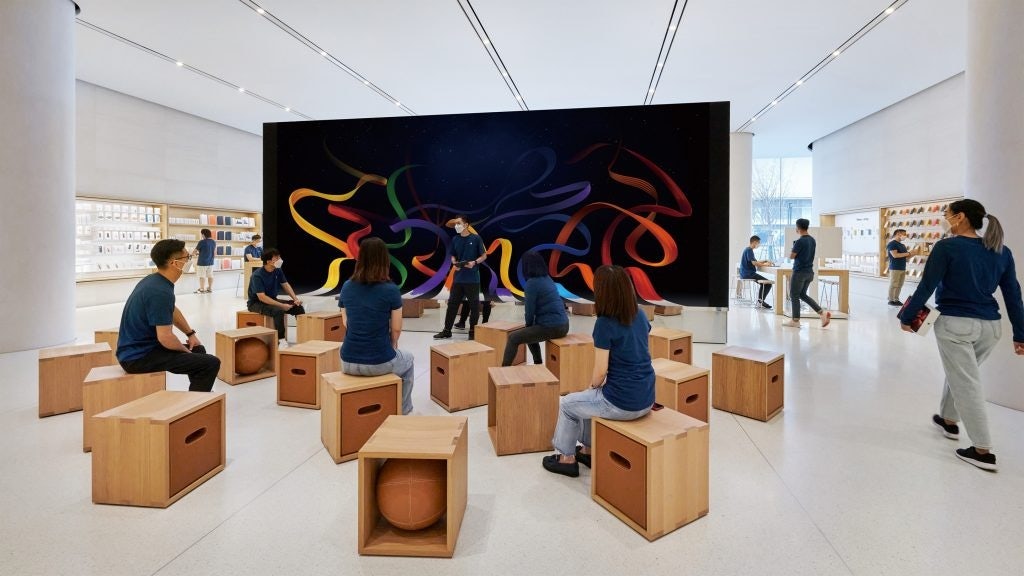 The Apple store in Changsha offers free daily sessions led by Creative Pros and the local creative community. Photo: Apple