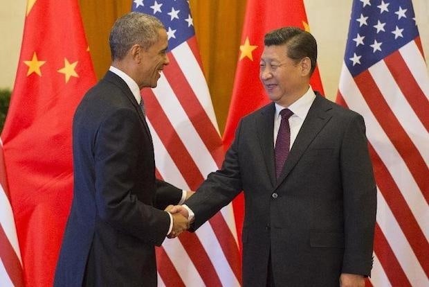 U.S. President Barack Obama (L) and Chinese President Xi Jinping (R) meet in Beijing on November 12, 2014. (People's Daily)