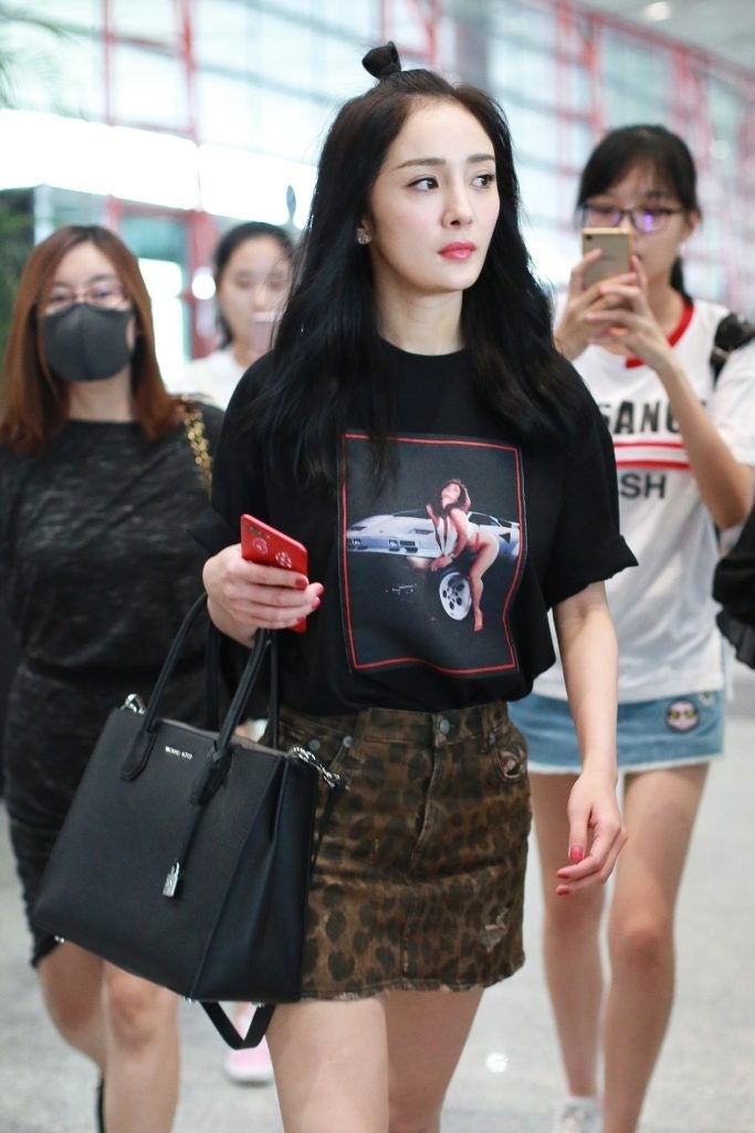 Photo: Yang Mi was spotted wearing Michael Kors bag in the airport/VCG