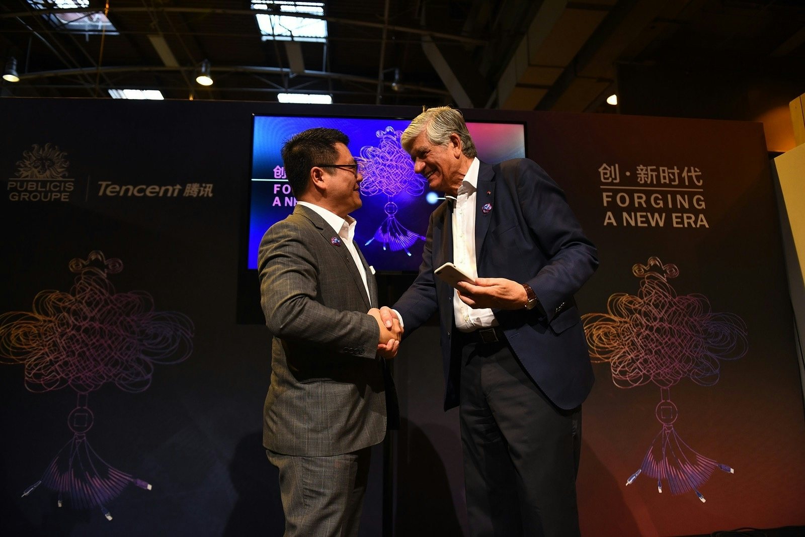 Chairman & CEO Maurice Levy and Senior Executive Vice President of Tencent SY Lau scan a WeChat QR code to officially mark the start of their partnership. (Tencent) 