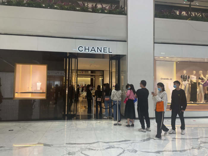 Consumers lined up in front of the Chanel boutique in SKP Beijing in mid-April. Photo: Xinhua News.