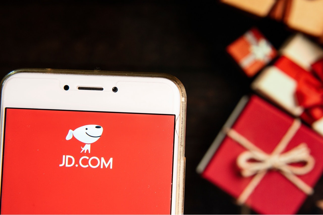 This week, China's second-largest e-commerce platform JD.com opened its first-ever offline luxury experience center in Beijing. Photo: Shutterstock