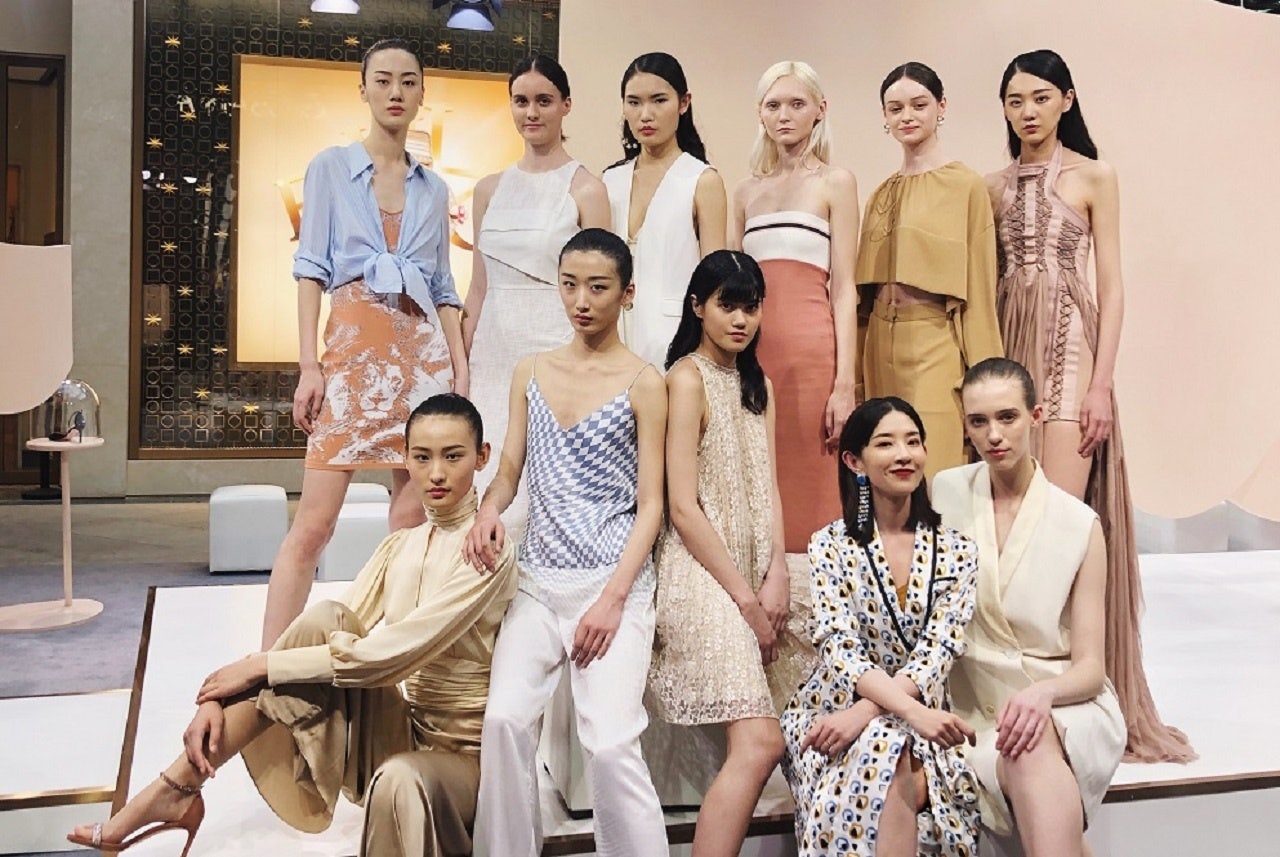 The luxury shoe brand Stuart Weitzman invited the popular WeChat fashion influencer Ximen Dasao (@原来是西门大嫂) and her team to be the official stylists for the brand’s three Spring fashion shows in the Chinese cities of Shenyang, Wuhan, and Ningbo.  Photo: Weibo