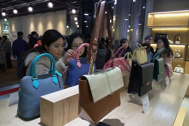Chinese shoppers check out handbags at Wuhan's first duty-free store. (CRI)