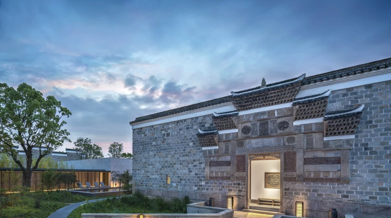 Set amid a flourishing forest on the outskirts of Shanghai, the picturesque Amanyangyun consists of 26 re-mastered Ming and Qing dynasty houses. 