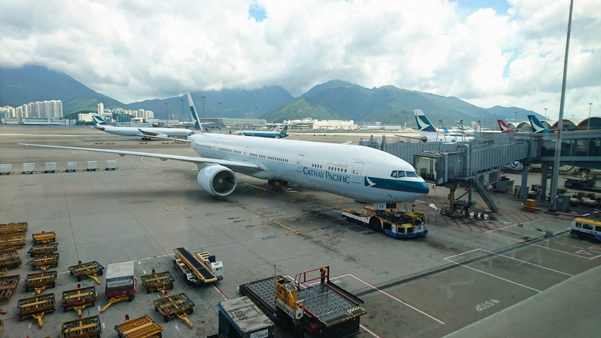 Cathay Pacific Plane at Hong Kong International Airport (Daniel Meesak)