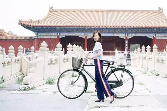 KOL Becky Li in side-striped pant, AKA the school uniform. Credit: Becky Li’s WeChat
