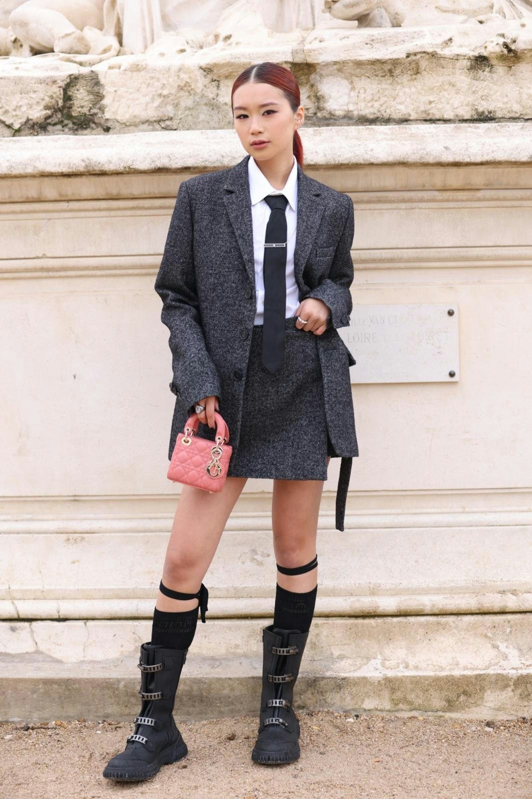 Blogger 努力 Nuria attends the Dior show dressed in a full look by the brand. Photo: Enrique URRUTIA