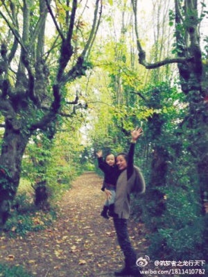 Zhao Wei and her daughter in Bordeaux, France (Image: Sina Weibo)