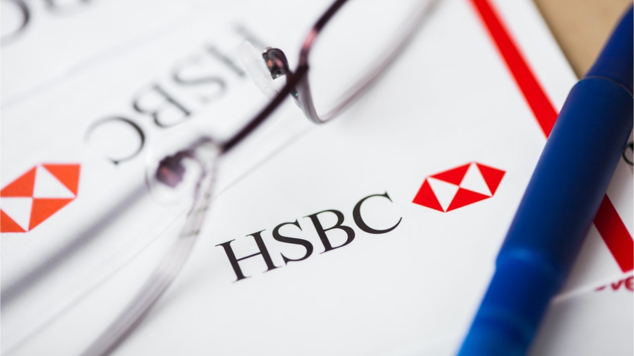 HSBC’s stock closed with a 5 percent plunge in Hong Kong, bringing prices to their lowest levels since 1995, as fears from investors keep growing. Photo: Shutterstock