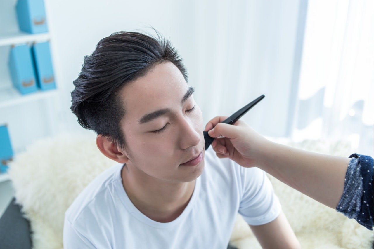 Chinese men are shopping online for fashionable products, including cosmetics. Photo: Shutterstock