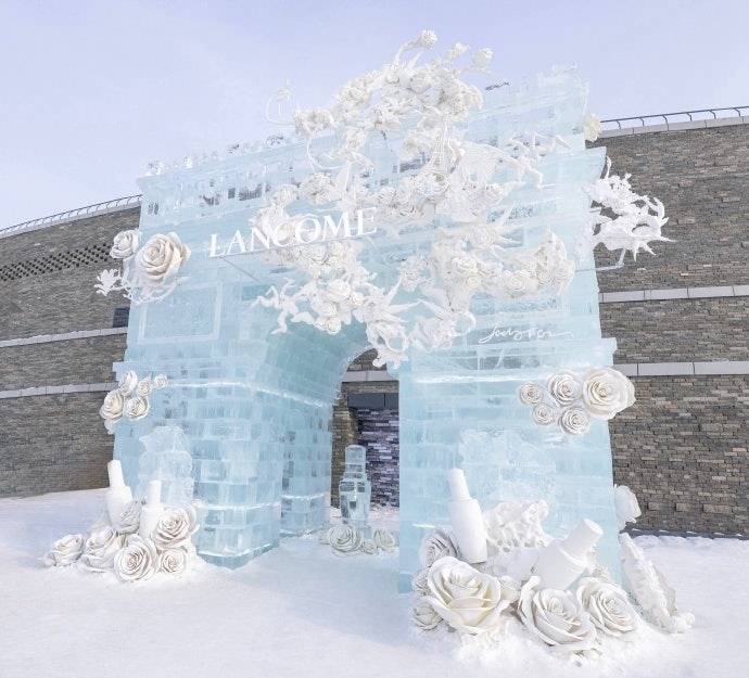 French luxury cosmetics house Lancôme presents an ice sculpture resembling the Arc de Triomphe. Photo: Lancôme's Weibo