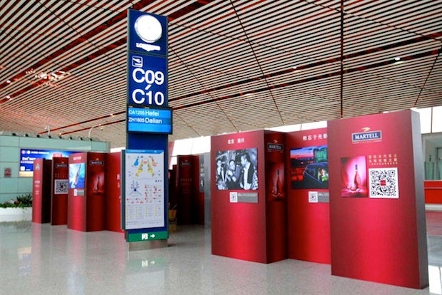 Martell's airport exhibition that accompanied its recent "modern celebrities" ad campaign, featuring QR codes that passers-by were able to scan. (Damn Digital) 