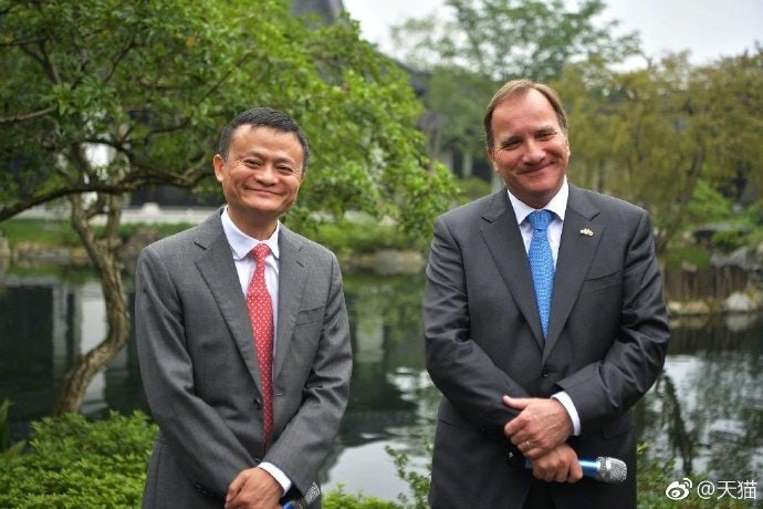Jack Ma welcomes Swedish Prime Minister Stefan Lofven. Weibo.