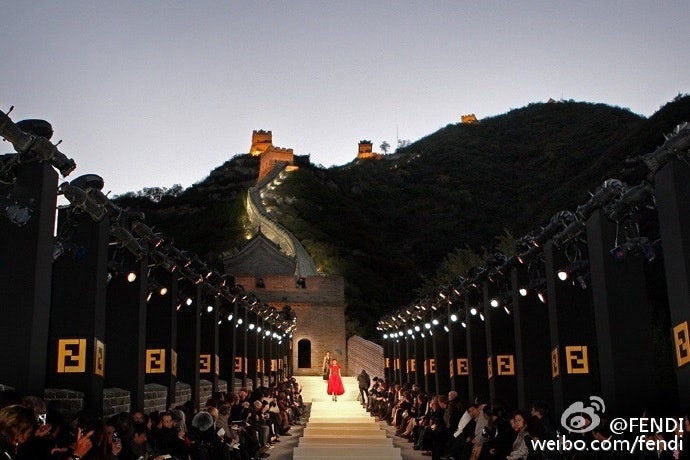 Fendi hosted a fashion show on the Great Wall of China. Image via official Weibo account.