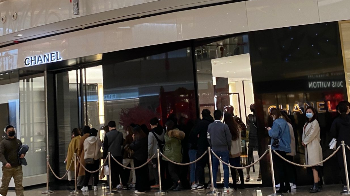 Local consumers have lined up outside the Chanel boutique in Shanghai IFC shopping mall. Photo: Weibo.