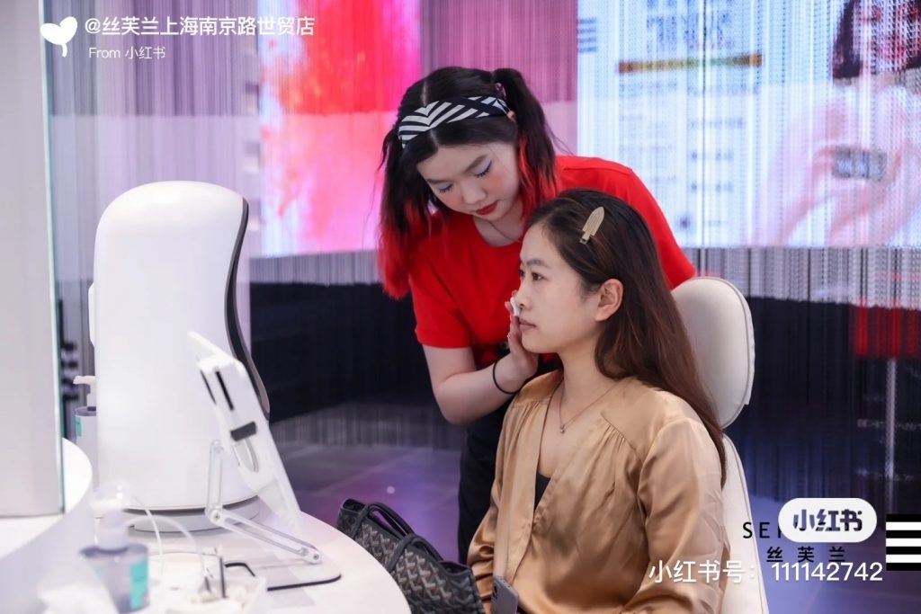 Shoppers are connected personally to a Sephora salesperson from the store, who helps them through the experience in person and can stay in touch with them. Photo: Xiaohongshu screenshot