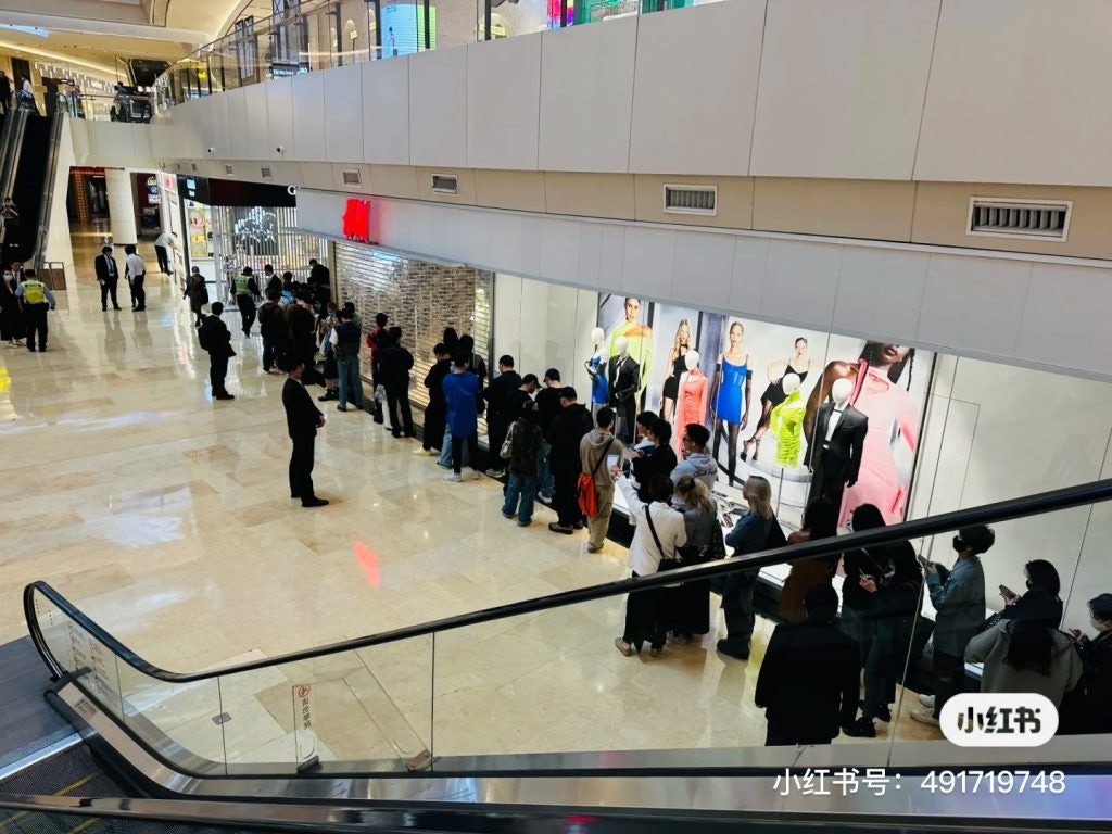Some homegrown shoppers waited in line overnight outside the offline sales points in the country to get the chance to buy H&M x Mugler capsule collection. Image: Xiaohongshu Screenshot