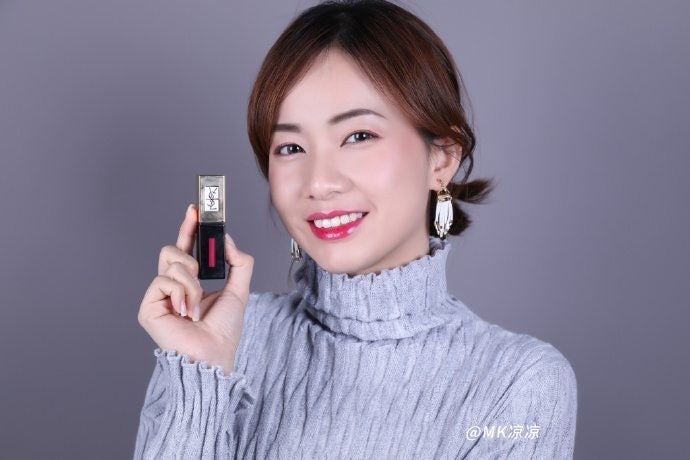 MK Liangliang recommends a YSL lipstick to her fans. Photo: MK Liangliang's Weibo