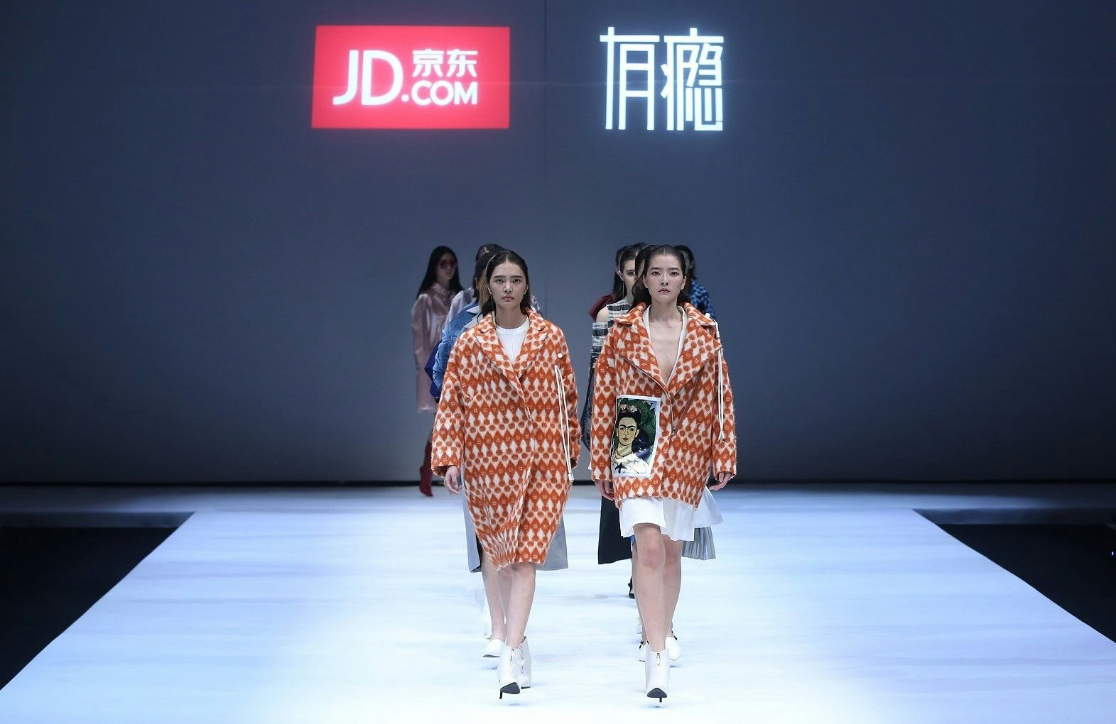 JD.com sponsored the runway show of Chinese fashion designer Han Dongyang at the 2017 Autumn/Winter China Fashion Week in Beijing. Image via VCG