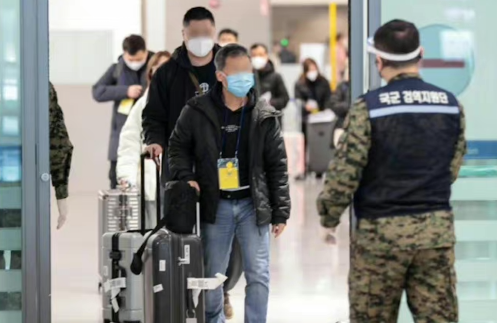 Recently, South Korea issued yellow tags for China’s inbound travelers to wear at its airports, and Japan followed suit. Image: Weibo