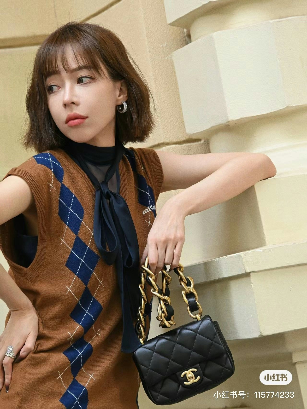 Sporting a Hermès Kelly and adorned in luxury brands from head to toe, Tian Tian (@田田小阿姨) presents herself as a Beijing socialite. Image: @田田小阿姨
