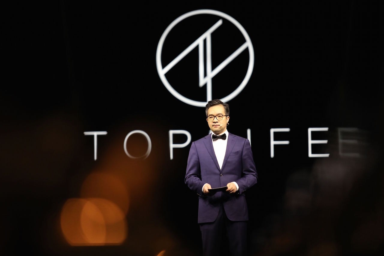 The newly appointed president of JD Fashion and Lifestyle, Hu Shengli spoke at the press conference of Toplife on April 13. 