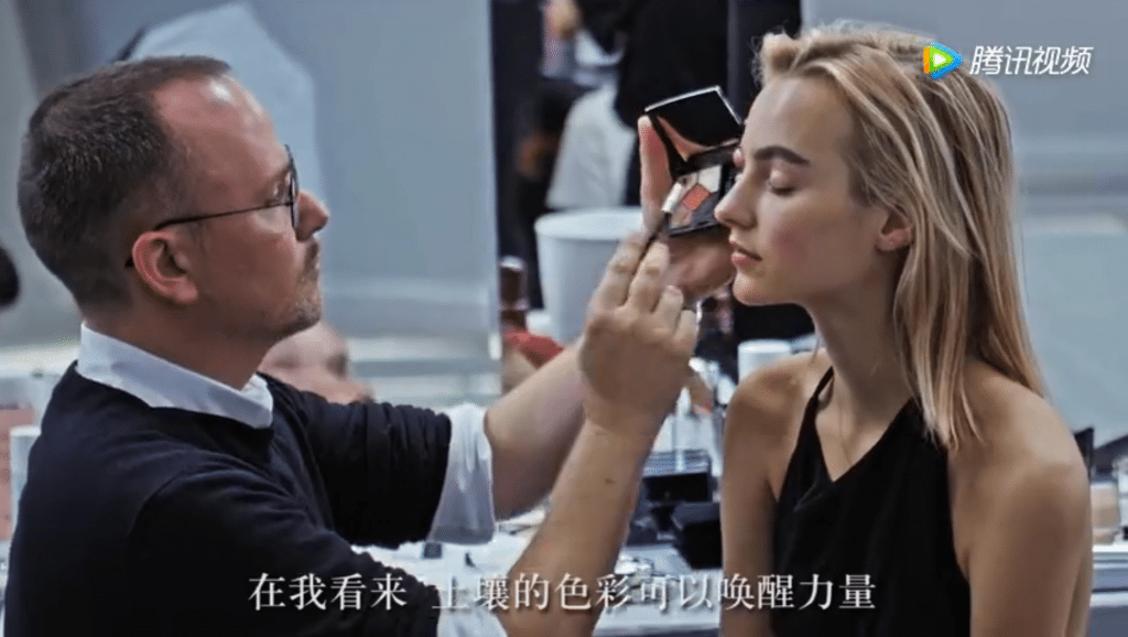 Dior makeup director Peter Philips giving a tutorial in a video featured in a Dior WeChat article. (Screenshot from the video.)