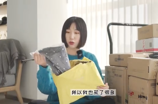 Laoma'er (@老玛儿), a Weibo blogger with over 380k followers, recently posted an unboxing vlog of her orders during Double 11 next to a cart full of packages. Photo: Screenshot from Weibo