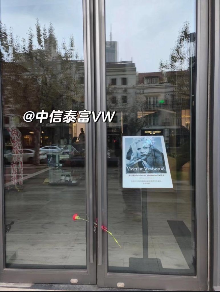 A Chinese fan leaves a rose at the Vivienne Westwood flagship store in Shanghai. Photo: Xiaohongshu