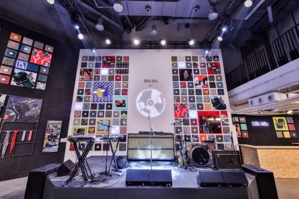 Hermès hosted an eight-day record store pop-up event in the ultra-hip Beijing shopping district of Sanlitun, where visitors could listen to recorded music and live performances. Photo: Tencent