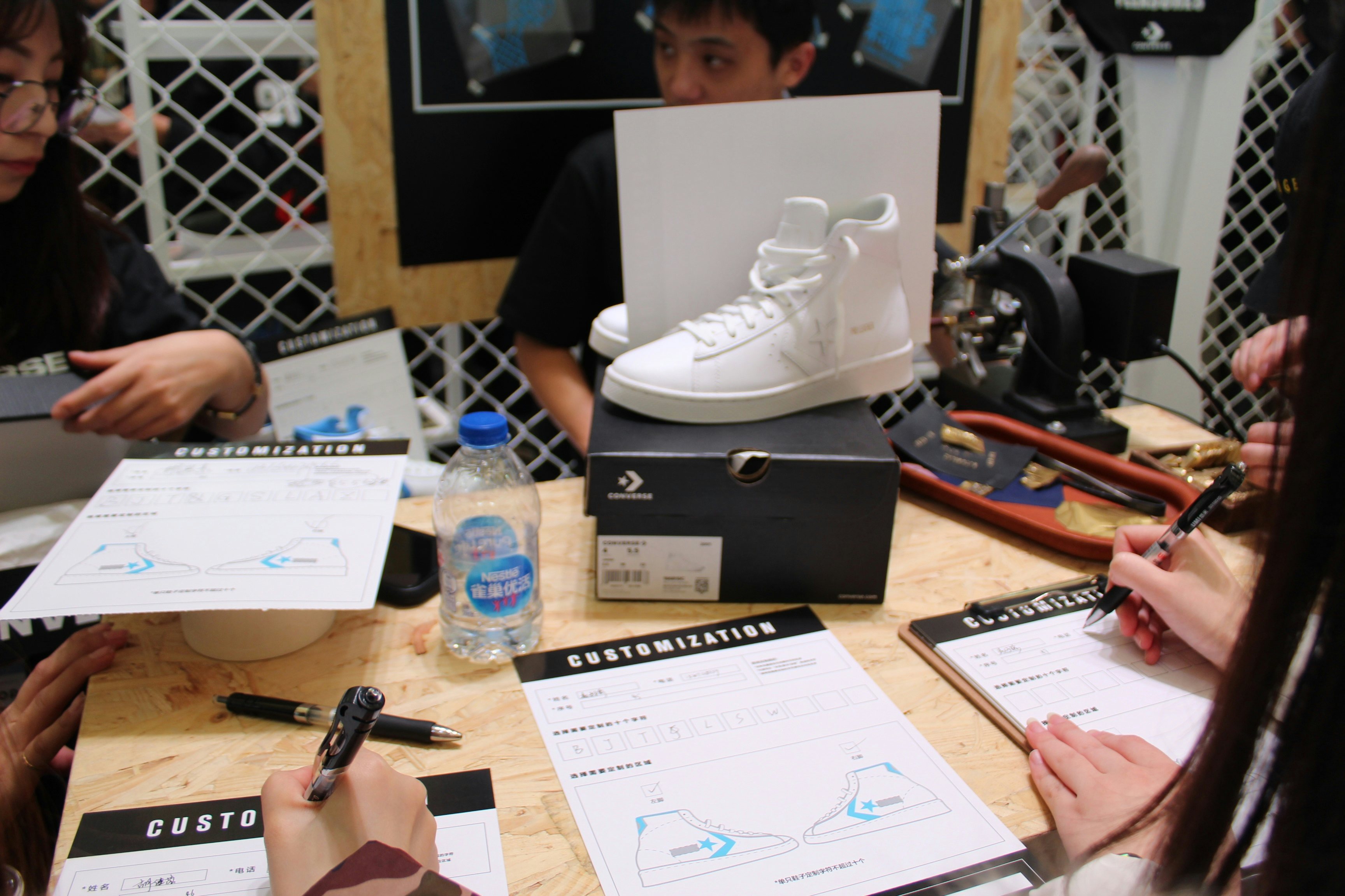 Fans trying to customize their converse sneakers. Photo: Ruonan Zheng/Jing Daily