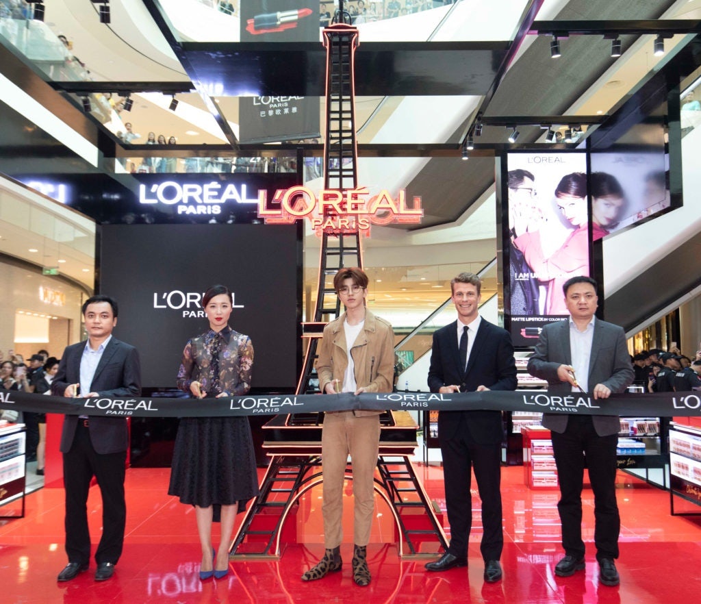 Left to right: CDFG Sanya Downtown Duty-Free Store Deputy General Manager Xie Zhi Yong; L’Oréal Paris Travel Retail Asia Pacific Marketing Manager Mandy Chen; Chinese singer and KOL Cai Xukun; L’Oréal Paris Travel Retail Asia Pacific General Manager Olivier Tessler; CDFG Sanya Downtown Duty-Free Store Deputy General Manager Su Yi. Courtesy photo