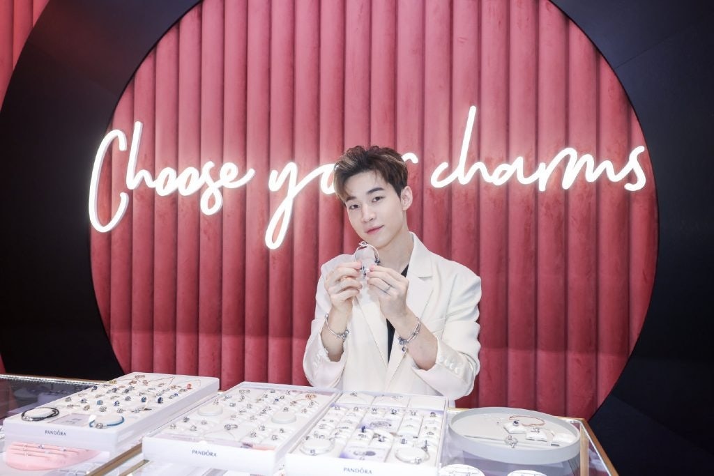 Pandora invited singer Henry Lau to its Shanghai store last October to DIY three sets of jewelry for his fans. Photo: Pandora's Weibo