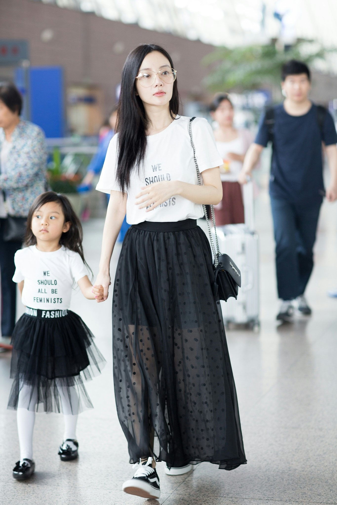 Chinese actress Li Xiaolu with her daughter Tian Xin, both in Dior dress. (Image via VCG)