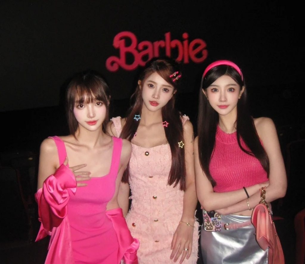 A vast number of cinema-goers dressed in pink tones outfits or Barbiecore looks to watch and match with the movie. Photo: Xiaohongshu screenshot