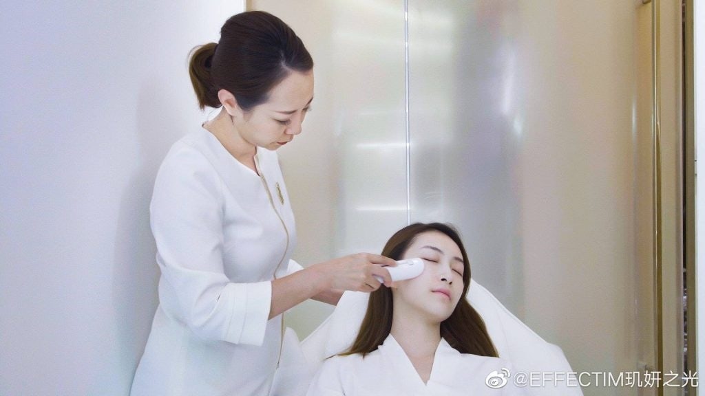 Effectim uses seven electrodes to produce multiple charges that target the depths of the skin. Photo: Effectim's Weibo