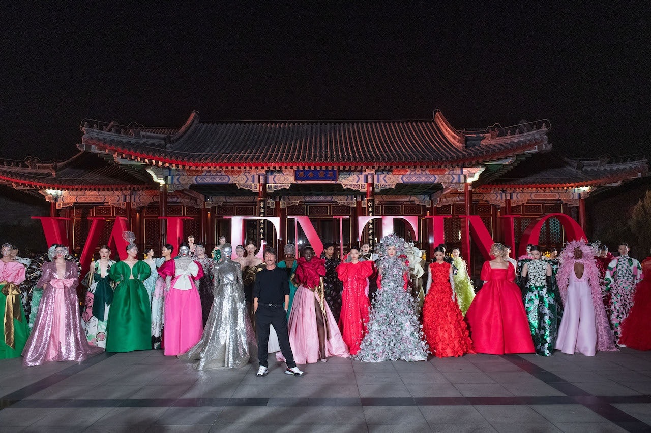 Creative Director Pierpaolo Piccioli next to haute couture show models, many are familiar faces to Chinese consumers, such as Du Juan, Ju Xiaowen, He Cong, etc. Photo: Valentino
