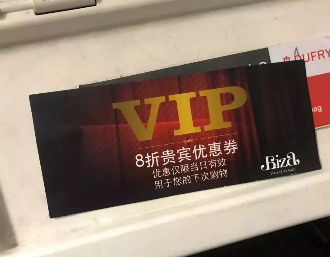 Compared to foreign tourists, Chinese need to spend nearly 13 times more to enjoy the same 20 percent VIP discount. Photo: Weibo/Renjiannaipao