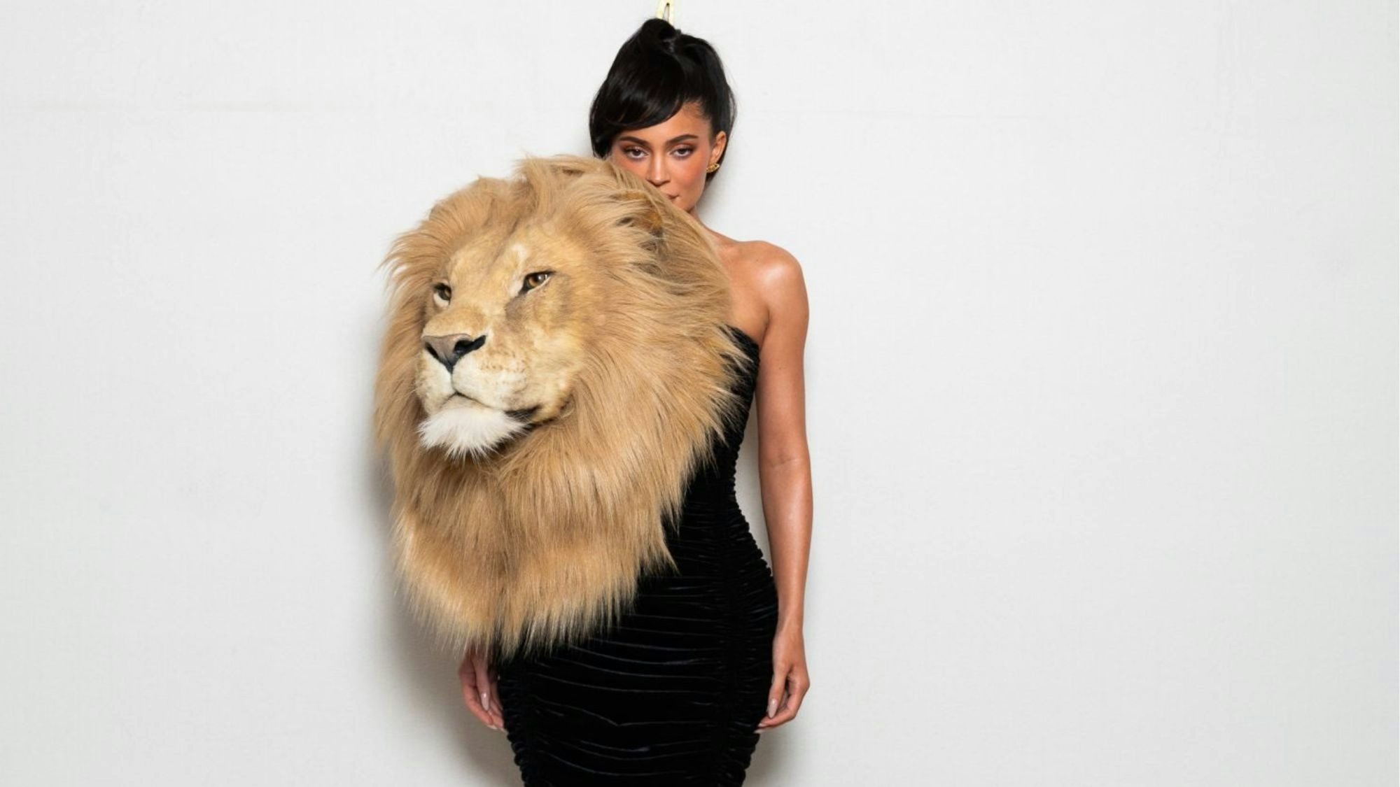 Designed by Daniel Roseberry, Schiaparelli Haute Couture 2023 went viral for Kylie Jenner wearing a lions head to the show. Photo: Schiaparelli