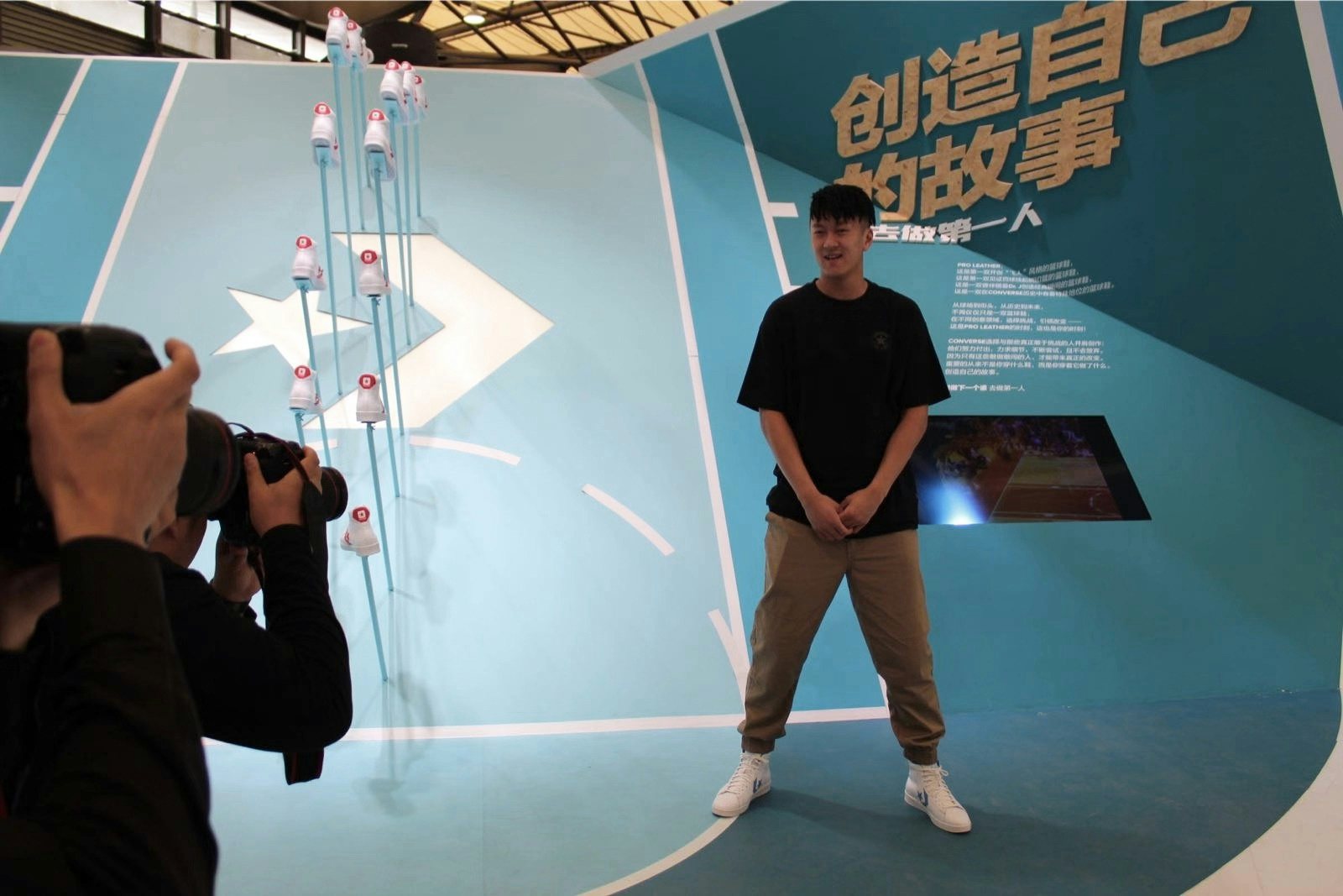 A basketball player posing in front of the Converse booth. Photo: Ruonan Zheng/Jing Daily