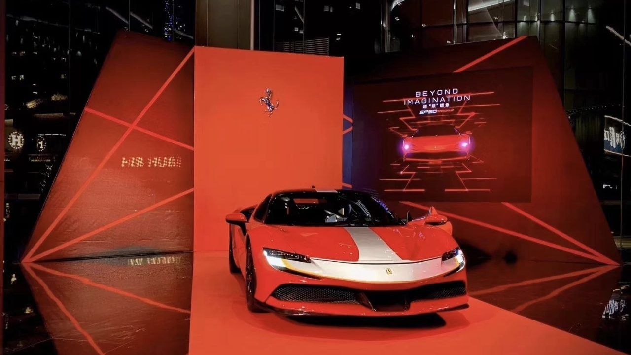 Prestige car brands like Porsche and Tesla are redesigning showroom experiences by drawing inspiration from the world of luxury fashion. Image: Xiaohongshu screenshot
