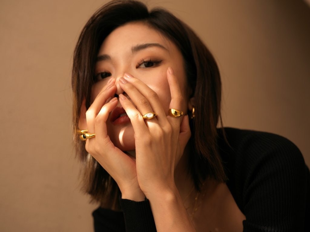 Chinese KOL Savi wears Missoma's 18k gold vermeil stacking rings. Photo: Missoma