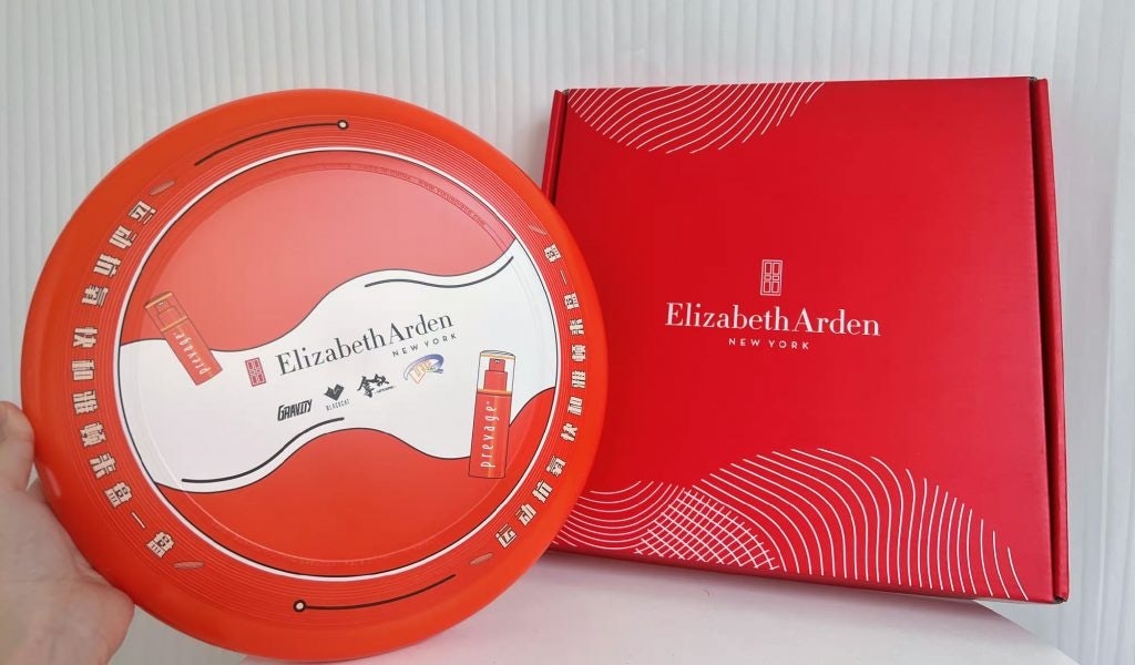 Chinese fashion and beauty influencers received an Elizabeth Arden frisbee as a PR gift. Photo: Weibo @Dear阿初