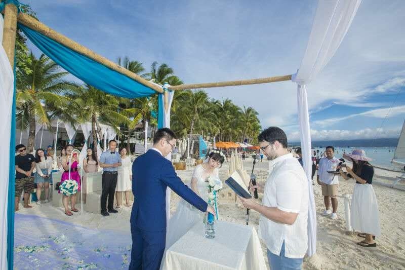 Jon Santangelo of Chariot officiates a ceremony for a Chinese couple in Boracay. (Courtesy Photo)